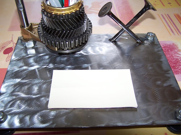 Офисный набор из запчастей двигателя