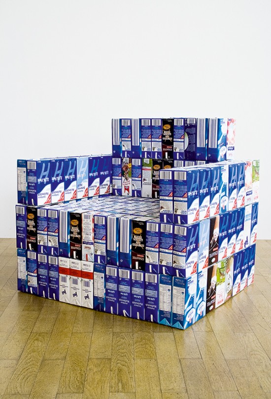 Кресло из молочной упаковки