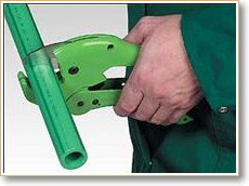 обрезка пластиковых труб ножницами 