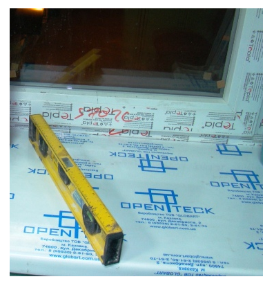 Выставляем подоконник по уровню