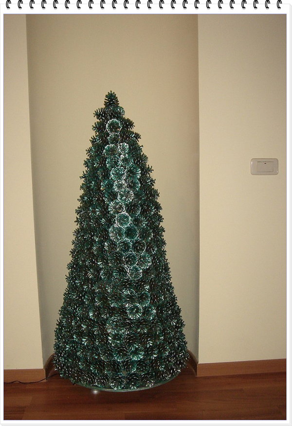 из покрашенных сосновых шисек самодельная ёлочка на новый год