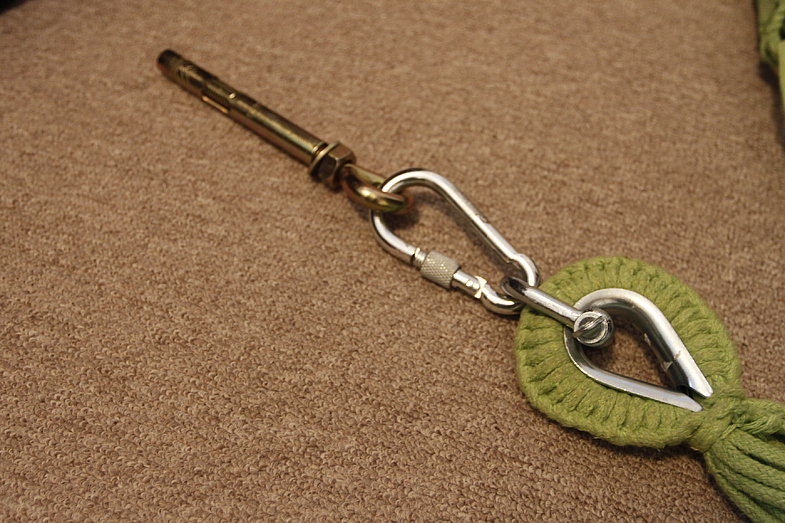 Чтобы повесить гамак на даче, необходимо иметь некоторые навыки, инструмент и набор для крепления гамака